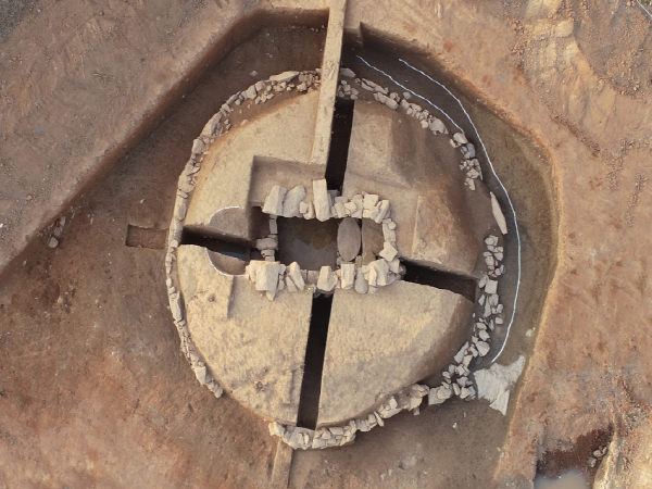 용인시, 17일 현장 공개…6세기말 대형 석실분 주변 6~7단 쌓은 호석 발견 기사 이미지