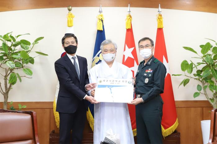  육군사관학교 운주당에서 열린 도서 기증식에서 송상엽 한컴위드 대표이사 박재성 사훈민정음기념사업회 이사장 강창구 중장교장이 도서 기증 증서를 들고 기념 촬영을 하고 있다