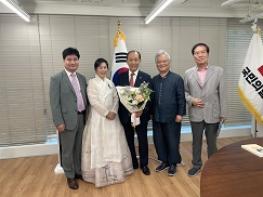 황우여 훈민정음탑 건립 조직위원장과 임원진 환담 기사 이미지